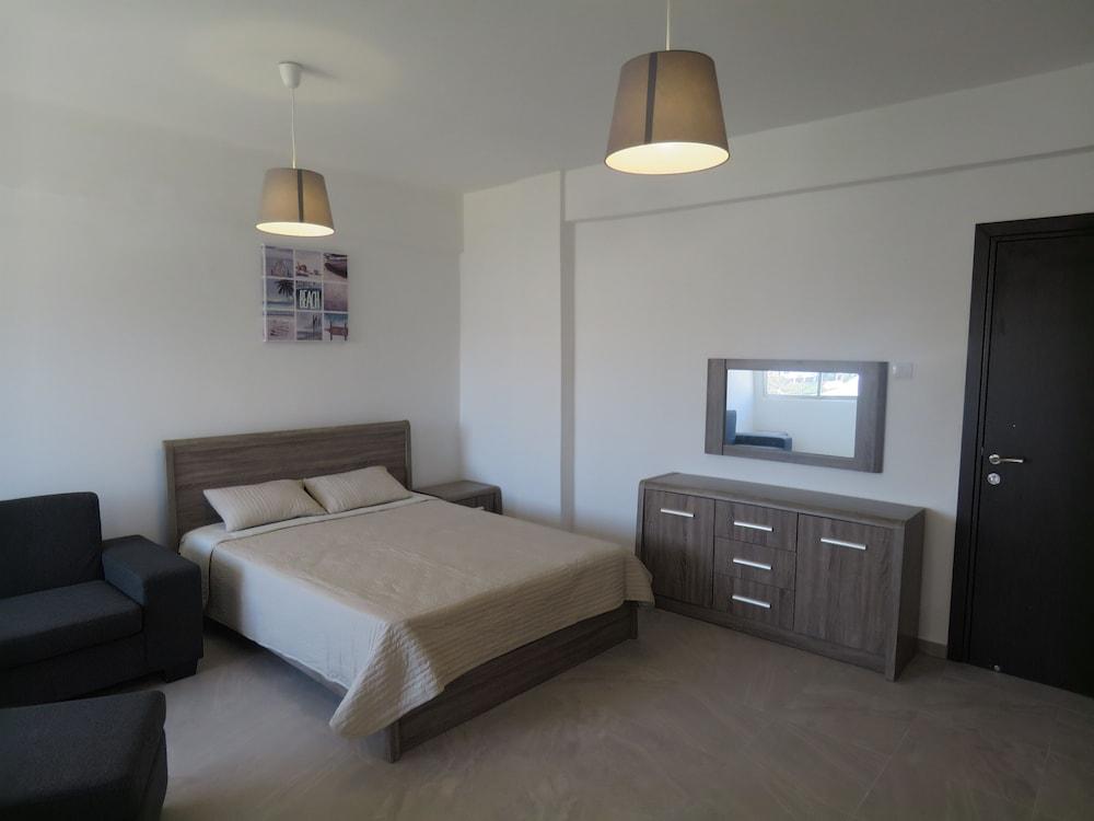 Polyxeni Hotel Apartments Limassol Exterior photo